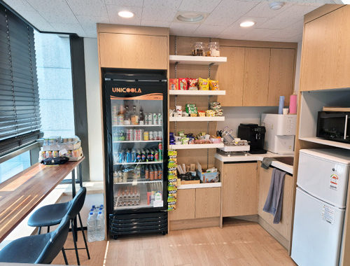 A view of the break room in JOYKOREA's office.