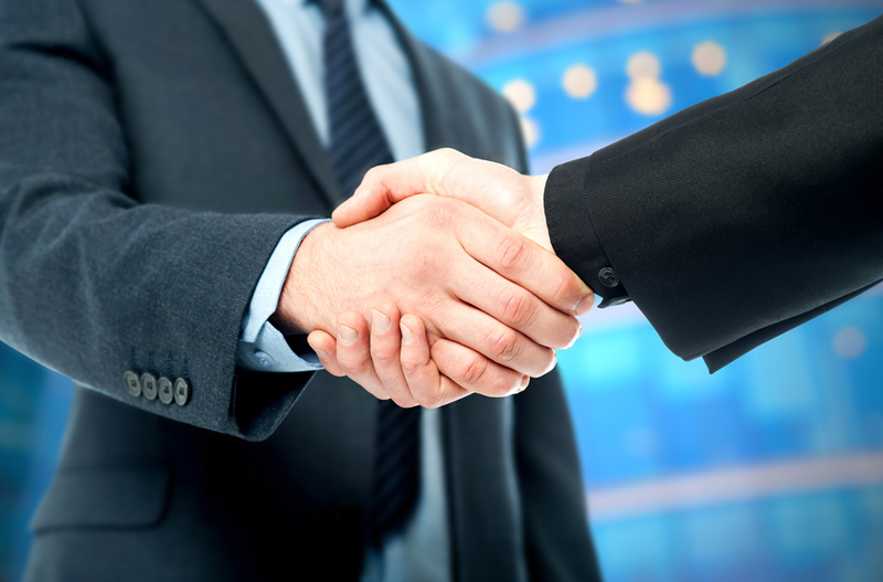 Ícono de apretón de manos que representa la asociación estratégica con JOYKOREA.